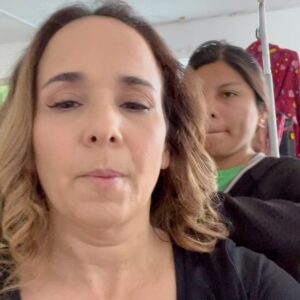 Érika Villalobos Instagram - Adiós Lara Ferradas…
Primero que nada quisiera dar gracias al público que nos acompañó durante todos estos meses con todo el entusiasmo e hizo de Perdóname uno de los programas más vistos de nuestra Tv.
También quiero agradecer a mis compañeros actores y a todo equipo de @delbarriopro por los increíbles días que pasé. Gracias por esas sonrisas, por los gestos tan bonitos que han tenido conmigo día tras día, por los regalitos y por la buena onda que se respira en las grabaciones ( miren los videos, sobretodo el último ). He aprendido mucho de cada uno de ustedes y me voy siendo una mejor persona.
Pero lo más valioso en esta etapa es haber trabajado con mis hijitos 
💚Mikael y Fernanda💚 
en su primera experiencia en televisión  y haber descubierto cuánto talento tienen y cuánto son capaces de dar. Amores míos: sigan siempre para adelante; el cielo es el límite. 💫
Los amo tanto tanto…