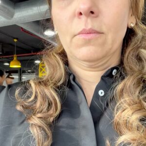 Érika Villalobos Instagram - Adiós Lara Ferradas…
Primero que nada quisiera dar gracias al público que nos acompañó durante todos estos meses con todo el entusiasmo e hizo de Perdóname uno de los programas más vistos de nuestra Tv.
También quiero agradecer a mis compañeros actores y a todo equipo de @delbarriopro por los increíbles días que pasé. Gracias por esas sonrisas, por los gestos tan bonitos que han tenido conmigo día tras día, por los regalitos y por la buena onda que se respira en las grabaciones ( miren los videos, sobretodo el último ). He aprendido mucho de cada uno de ustedes y me voy siendo una mejor persona.
Pero lo más valioso en esta etapa es haber trabajado con mis hijitos 
💚Mikael y Fernanda💚 
en su primera experiencia en televisión  y haber descubierto cuánto talento tienen y cuánto son capaces de dar. Amores míos: sigan siempre para adelante; el cielo es el límite. 💫
Los amo tanto tanto…