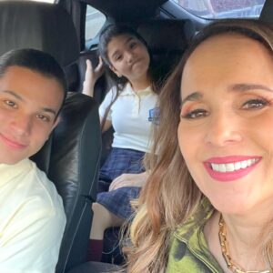 Érika Villalobos Instagram - Adiós Lara Ferradas…
Primero que nada quisiera dar gracias al público que nos acompañó durante todos estos meses con todo el entusiasmo e hizo de Perdóname uno de los programas más vistos de nuestra Tv.
También quiero agradecer a mis compañeros actores y a todo equipo de @delbarriopro por los increíbles días que pasé. Gracias por esas sonrisas, por los gestos tan bonitos que han tenido conmigo día tras día, por los regalitos y por la buena onda que se respira en las grabaciones ( miren los videos, sobretodo el último ). He aprendido mucho de cada uno de ustedes y me voy siendo una mejor persona.
Pero lo más valioso en esta etapa es haber trabajado con mis hijitos 
💚Mikael y Fernanda💚 
en su primera experiencia en televisión  y haber descubierto cuánto talento tienen y cuánto son capaces de dar. Amores míos: sigan siempre para adelante; el cielo es el límite. 💫
Los amo tanto tanto…