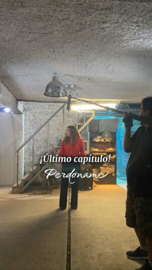 Érika Villalobos Instagram - Hoy, último capítulo de #Perdóname ❤️
¡Pasarán cosas que NO SE IMAGINAN!😱
Inmediatamente después de AFHS por América Televisión
