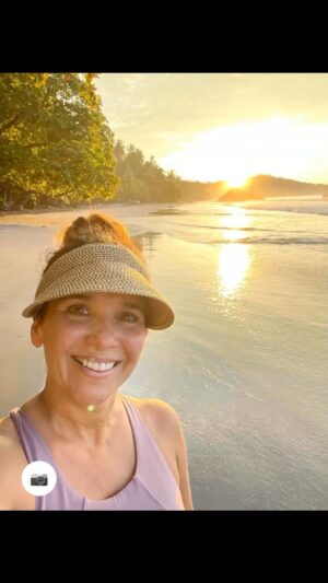 Érika Villalobos Instagram - Nada mejor que hacer ejercicio frente al mar…
#Movimiento #Ejercicio #Salud #Naturaleza