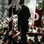 Öykü Serter Instagram - Ey bugünümüzü sağlayan Ulu Atatürk♥️ “Umutsuz durumlar yoktur. Umutsuz insanlar vardır. Ben hiçbir zaman umudumu yitirmedim.” Atamın izinden giden evlatları olarak umut yitirme hakkına sahip değiliz. 100.yılımız herhalde diri tutulan umudu ve bir o kadar da öfkesiyle hafızamıza kazınacak. Doğadan feyz alarak, yaprağını döken ağaçlar gibi, nabzını düşürüp, kendini yaşam yeniden mümkün olduğunda hayata döndüren canlılar gibi..Bugün belki böyle buruk ama yarın taze bir nefes gibi…Kendimizi al bayrağın kırmızısına, ay ve yıldızın ışığına bürüyüp günlerce kutlayacağımız, hürriyet şarkılarımızı söyleyeceğimiz bayramlara hazırlanıyoruz. Sabırla, inatla, umutla… Unutmayın bu mahzun yüzünüzü, kırgın kalbinizi, içinizde ezilip kalan coşkunuzu… Hatırlayın hayretlerle küstürüldüğünüzü ve bugünkü mahcubiyetimizi… Şanlı şerefli zaferlerimizin haklı gururunu haykıracağımız günlerimiz var bizim… Kucaklaşan bir millete özlemimiz var bizim… Cumhuriyet; kökleri sağlam, nice asırlar boyunca göğe yükselip serpilip açılacak, asırlık bir çınar… Bize bu çınarı, Cumhuriyetimizi armağan eden başta Ulu Önderimiz, Başkumandan Gazi Mustafa Kemal Atatürk’ün ve kanıyla canıyla vatanı savunan bu toprakların evlatlarının, adsız kahramanlarının, silah arkadaşlarının, yoldaşlarının ruhu şâd olsun. 100.yılımız kutlu olsun. Cumhuriyetimiz kutlu olsun. Atamı bu topraklara bahşeden Rabbime şükürler olsun. Vatan sağ, Cumhuriyetimiz ilelebet payidar olsun. Ne Mutlu Türküm Diyene!🇹🇷 Sonsuza dek laik ve bağımsız Kimsesizlerin kimsesi Yaşasın hürriyet YAŞASIN CUMHURİYET! ♥️🇹🇷♥️🇹🇷♥️🇹🇷♥️🇹🇷