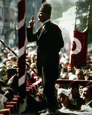 Öykü Serter Instagram - Ey bugünümüzü sağlayan Ulu Atatürk♥️
“Umutsuz durumlar yoktur. Umutsuz insanlar vardır. Ben hiçbir zaman umudumu yitirmedim.”
Atamın izinden giden evlatları olarak umut yitirme hakkına sahip değiliz. 
100.yılımız herhalde diri tutulan umudu ve bir o kadar da öfkesiyle hafızamıza kazınacak. 
Doğadan feyz alarak, yaprağını döken ağaçlar gibi, nabzını düşürüp, kendini yaşam yeniden mümkün olduğunda hayata döndüren canlılar gibi..Bugün belki böyle buruk ama yarın taze bir nefes gibi…Kendimizi al bayrağın kırmızısına, ay ve yıldızın ışığına bürüyüp günlerce kutlayacağımız, hürriyet şarkılarımızı söyleyeceğimiz bayramlara hazırlanıyoruz. Sabırla, inatla, umutla…
Unutmayın bu mahzun yüzünüzü, kırgın kalbinizi, içinizde ezilip kalan coşkunuzu…
Hatırlayın hayretlerle küstürüldüğünüzü ve bugünkü mahcubiyetimizi…
Şanlı şerefli zaferlerimizin haklı gururunu haykıracağımız günlerimiz var bizim…
Kucaklaşan bir millete özlemimiz var bizim…
Cumhuriyet; kökleri sağlam, nice asırlar boyunca göğe yükselip serpilip açılacak, asırlık bir çınar…
Bize bu çınarı, Cumhuriyetimizi armağan eden başta Ulu Önderimiz, 
Başkumandan Gazi Mustafa Kemal Atatürk’ün ve kanıyla canıyla vatanı savunan bu toprakların evlatlarının, adsız kahramanlarının, silah arkadaşlarının, yoldaşlarının ruhu şâd olsun. 
100.yılımız kutlu olsun. 
Cumhuriyetimiz kutlu olsun. 
Atamı bu topraklara bahşeden Rabbime şükürler olsun. 
Vatan sağ, Cumhuriyetimiz ilelebet payidar olsun. 
Ne Mutlu Türküm Diyene!🇹🇷
Sonsuza dek laik ve bağımsız 
Kimsesizlerin kimsesi 
Yaşasın hürriyet 
YAŞASIN CUMHURİYET! 
♥️🇹🇷♥️🇹🇷♥️🇹🇷♥️🇹🇷