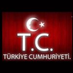 Öykü Serter Instagram - Ey bugünümüzü sağlayan Ulu Atatürk♥️ “Umutsuz durumlar yoktur. Umutsuz insanlar vardır. Ben hiçbir zaman umudumu yitirmedim.” Atamın izinden giden evlatları olarak umut yitirme hakkına sahip değiliz. 100.yılımız herhalde diri tutulan umudu ve bir o kadar da öfkesiyle hafızamıza kazınacak. Doğadan feyz alarak, yaprağını döken ağaçlar gibi, nabzını düşürüp, kendini yaşam yeniden mümkün olduğunda hayata döndüren canlılar gibi..Bugün belki böyle buruk ama yarın taze bir nefes gibi…Kendimizi al bayrağın kırmızısına, ay ve yıldızın ışığına bürüyüp günlerce kutlayacağımız, hürriyet şarkılarımızı söyleyeceğimiz bayramlara hazırlanıyoruz. Sabırla, inatla, umutla… Unutmayın bu mahzun yüzünüzü, kırgın kalbinizi, içinizde ezilip kalan coşkunuzu… Hatırlayın hayretlerle küstürüldüğünüzü ve bugünkü mahcubiyetimizi… Şanlı şerefli zaferlerimizin haklı gururunu haykıracağımız günlerimiz var bizim… Kucaklaşan bir millete özlemimiz var bizim… Cumhuriyet; kökleri sağlam, nice asırlar boyunca göğe yükselip serpilip açılacak, asırlık bir çınar… Bize bu çınarı, Cumhuriyetimizi armağan eden başta Ulu Önderimiz, Başkumandan Gazi Mustafa Kemal Atatürk’ün ve kanıyla canıyla vatanı savunan bu toprakların evlatlarının, adsız kahramanlarının, silah arkadaşlarının, yoldaşlarının ruhu şâd olsun. 100.yılımız kutlu olsun. Cumhuriyetimiz kutlu olsun. Atamı bu topraklara bahşeden Rabbime şükürler olsun. Vatan sağ, Cumhuriyetimiz ilelebet payidar olsun. Ne Mutlu Türküm Diyene!🇹🇷 Sonsuza dek laik ve bağımsız Kimsesizlerin kimsesi Yaşasın hürriyet YAŞASIN CUMHURİYET! ♥️🇹🇷♥️🇹🇷♥️🇹🇷♥️🇹🇷