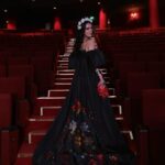 Özgü Kaya Instagram - 8 Mart❤️ Frida Kahlo’dan ilham alınarak @sudietuzofficial tasarımıyla, @aslibilge makyajımla, canımm @aydantas1 ın gerçekleştirdiği @gelecegin.guclukadinlari projesiyle harika kadınlarla çalıştım✨ Kendi potansiyelinin farkında, sınırlarını zorlayan, dokunduğu her yeri ve her şeyi güzelleştiren, geliştiren, ilham veren kadınlar iyi ki var :) Dünya emekçi kadınlar günümüz kutlu olsun🌹