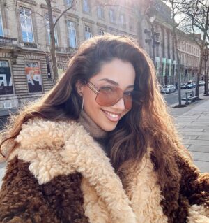 Özge Özaçar Instagram - Always, always a good idea. 🇫🇷