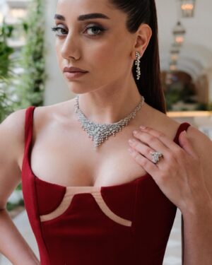 Özge Özaçar Instagram - Cannes, Campari, Cinema ♥️ 
@campariofficial 

#WeAreCinema #Cannes2024

Photographer @cihanalpgiray
Stylist @cerenalist 
Hair and Make up @irinayanz.makeup
Dress @salihbalta 
Jewellery @damiani @quadranluxurytimepieces
@carltoncannes 

#ad