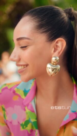 Özge Özaçar Instagram - Her yazın şarkısı ☺️💖 @etstur 

#reklam