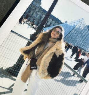 Özge Özaçar Instagram - Always, always a good idea. 🇫🇷