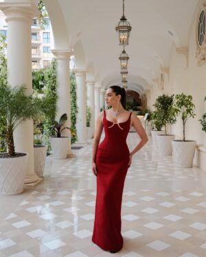Özge Özaçar Instagram - Cannes, Campari, Cinema ♥️ 
@campariofficial 

#WeAreCinema #Cannes2024

Photographer @cihanalpgiray
Stylist @cerenalist 
Hair and Make up @irinayanz.makeup
Dress @salihbalta 
Jewellery @damiani @quadranluxurytimepieces
@carltoncannes 

#ad