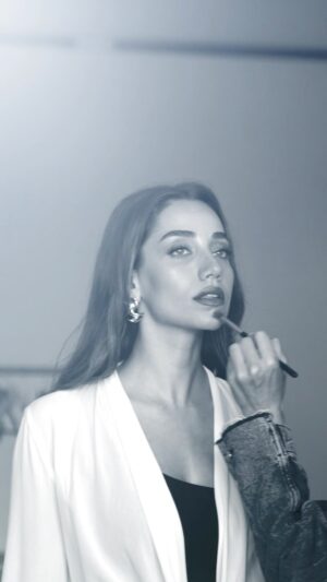 Özge Özaçar Instagram - Her zaman daha iyisini üretmek için hayal kuran bir ekiple çalışmak🖤 Özleştik! 😍 @etstur #backstage 

When you have a hunger to dream better and create to connect, it will always be fun! 🖤 Backstage with @etstur 

📸 @dolunayenginol ⚡️
#ad