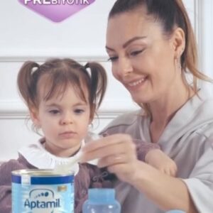 Özge Özder Instagram - Annelik! Hep dile getirdiğim gibi hayatımın dönüm noktası, en önemli rolü. Kızımın hayatıma kattığı anlam o kadar büyük ki, kelimelerle anlatmak imkansız…Her anne gibi yüreğimin en derininde hissediyorum ben de ... Ve onun için herşeyin en iyisini diliyor, en iyisini istiyorum. Beslenmesi için en iyisi anne sütü biliyorum. Ben doktorumun önerisiyle Aptamil Prosyneo Çocuk Devam Sütü* kullanıyorum. 
Bugün sizi annelik yolculuğumun başlıca yol arkadaşı Aptamil Prosyneo Çocuk Devam Sütü ile tanıştırmak istiyorum . Anne sütünden sonra hem probiyotik hem prebiyotik içeren Aptamil Prosyneo Çocuk Devam Sütü içeriğindeki D vitamini sayesinde kızımın bağışıklığını destekliyor**. Luna’yı Aptamil Prosyneo ile besliyorum. Onu çok seviyorum💙

.

.

*Anne sütü bebeğiniz için en iyisidir. Eksikliğinde doktorunuza danışın. 

**D vitamini çocuklarda bağışıklık sisteminin normal işlevine katkıda bulunur. @ilkadimlarim #işbirliği