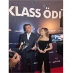 Özge Özder Instagram - Bu sefer Raşit ile 🤍Aşk ile… @rashid.bzb @klassmagazin ödül töreni gecesinden… Elbise tasarım @rasitbagzibagli Saç tasarım @garagehair_st.regis @harunyalcnnn