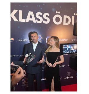 Özge Özder Instagram - Bu sefer Raşit ile 🤍Aşk ile… @rashid.bzb 
@klassmagazin ödül töreni gecesinden…

Elbise tasarım @rasitbagzibagli 
Saç tasarım @garagehair_st.regis @harunyalcnnn