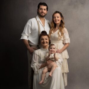Özge Özder Instagram - Bugün 25 Şubat… Seninle tanışma yıl dönümümüz @sinanguleryuzofficial 
Hayatın bana verdiği en büyük hediye olan @evalunaguleryuz e , ve bu tablo gibi fotoğraflara yansıyan çekirdek ailemizin yan yana gelişine, kısacası tüm sürecin başlamasına vesile olan gün, seni ilk tanıdığım gün bugün… Mutluluktan beni ağlatan fotoğraflar bunlar.. Şükür fotoğrafları.. Üçüncüleri değil birbirini ve kalbini dinlemeni öğütleyen fotoğraflar bunlar… Dünyanın git gide korku dolu bir yer olduğu, ölümün varlığını ise insanın sebep olduğu türlü afet, şiddet, savaş, salgın gibi birbirinden korkunç sebeplerle artık an be an hissettiğimiz bu berbat dünyada en ferah sığınaksınız siz.. İşte tam da bu yüzden, dünyanın bu gidişatına inat, her an son anmış gibi yaşıyor ve çığlık çığlığa haykırmaktan çekinmiyorum size olan sevgimi..Tek duam ömür denen bu yaşam kesitinde hayat bize, mutluluğumuza ve yan yanalığımıza hep gülen yüzünü göstersin.. Seni tanıdığım güne ve bu tabloya şükürler olsun.. Tanışma yıl dönümümüzde biz bu gülümseten fotoğraflara bakarken, başka coğrafyalarda, başka insanlar, başka sebeplerle, başka insanlara cehennemi yaşatıyor… Gözlerini dünyaya yeni açan bebekler bomba sığınağında yaşam mücadelesi veriyor ne acı… Sen ise şu an, yıl dönümümüzde  hiç tanımadığın bir bebeğin yaşam mücadelesine şifa olabilmek için sahnede şarkı söylüyorsun … Ne mutlu  sana.. Ve ne mutlu bana ki sana değdim.. Ne mutlu bize ki, ne eksik, ne fazla bu çekirdek aileye sahip olduk... Sağlıkla ve sizinle yan yana olduğum her an, artık daha iyi anlıyorum ki hediye bu dünyada.. Sahnede ter döken kalbinden öperim yol arkadaşım.. Seninle gurur duyuyorum…Hep birlikte nice yıllara @sinanguleryuzofficial @evalunaguleryuz @kilicomur 

Bu ağlatan anıları bize katan @sweet.beephotography e hayatımın en anlamlı fotoğrafları için yürekten teşekkür ederim.. 💫 Daha güzelini hayal bile edemiyorum … 🤍