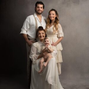 Özge Özder Instagram - Bugün 25 Şubat… Seninle tanışma yıl dönümümüz @sinanguleryuzofficial 
Hayatın bana verdiği en büyük hediye olan @evalunaguleryuz e , ve bu tablo gibi fotoğraflara yansıyan çekirdek ailemizin yan yana gelişine, kısacası tüm sürecin başlamasına vesile olan gün, seni ilk tanıdığım gün bugün… Mutluluktan beni ağlatan fotoğraflar bunlar.. Şükür fotoğrafları.. Üçüncüleri değil birbirini ve kalbini dinlemeni öğütleyen fotoğraflar bunlar… Dünyanın git gide korku dolu bir yer olduğu, ölümün varlığını ise insanın sebep olduğu türlü afet, şiddet, savaş, salgın gibi birbirinden korkunç sebeplerle artık an be an hissettiğimiz bu berbat dünyada en ferah sığınaksınız siz.. İşte tam da bu yüzden, dünyanın bu gidişatına inat, her an son anmış gibi yaşıyor ve çığlık çığlığa haykırmaktan çekinmiyorum size olan sevgimi..Tek duam ömür denen bu yaşam kesitinde hayat bize, mutluluğumuza ve yan yanalığımıza hep gülen yüzünü göstersin.. Seni tanıdığım güne ve bu tabloya şükürler olsun.. Tanışma yıl dönümümüzde biz bu gülümseten fotoğraflara bakarken, başka coğrafyalarda, başka insanlar, başka sebeplerle, başka insanlara cehennemi yaşatıyor… Gözlerini dünyaya yeni açan bebekler bomba sığınağında yaşam mücadelesi veriyor ne acı… Sen ise şu an, yıl dönümümüzde  hiç tanımadığın bir bebeğin yaşam mücadelesine şifa olabilmek için sahnede şarkı söylüyorsun … Ne mutlu  sana.. Ve ne mutlu bana ki sana değdim.. Ne mutlu bize ki, ne eksik, ne fazla bu çekirdek aileye sahip olduk... Sağlıkla ve sizinle yan yana olduğum her an, artık daha iyi anlıyorum ki hediye bu dünyada.. Sahnede ter döken kalbinden öperim yol arkadaşım.. Seninle gurur duyuyorum…Hep birlikte nice yıllara @sinanguleryuzofficial @evalunaguleryuz @kilicomur 

Bu ağlatan anıları bize katan @sweet.beephotography e hayatımın en anlamlı fotoğrafları için yürekten teşekkür ederim.. 💫 Daha güzelini hayal bile edemiyorum … 🤍