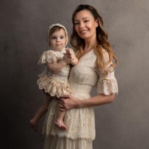 Özge Özder Instagram - Bugün 25 Şubat… Seninle tanışma yıl dönümümüz @sinanguleryuzofficial 
Hayatın bana verdiği en büyük hediye olan @evalunaguleryuz e , ve bu tablo gibi fotoğraflara yansıyan çekirdek ailemizin yan yana gelişine, kısacası tüm sürecin başlamasına vesile olan gün, seni ilk tanıdığım gün bugün… Mutluluktan beni ağlatan fotoğraflar bunlar.. Şükür fotoğrafları.. Üçüncüleri değil birbirini ve kalbini dinlemeni öğütleyen fotoğraflar bunlar… Dünyanın git gide korku dolu bir yer olduğu, ölümün varlığını ise insanın sebep olduğu türlü afet, şiddet, savaş, salgın gibi birbirinden korkunç sebeplerle artık an be an hissettiğimiz bu berbat dünyada en ferah sığınaksınız siz.. İşte tam da bu yüzden, dünyanın bu gidişatına inat, her an son anmış gibi yaşıyor ve çığlık çığlığa haykırmaktan çekinmiyorum size olan sevgimi..Tek duam ömür denen bu yaşam kesitinde hayat bize, mutluluğumuza ve yan yanalığımıza hep gülen yüzünü göstersin.. Seni tanıdığım güne ve bu tabloya şükürler olsun.. Tanışma yıl dönümümüzde biz bu gülümseten fotoğraflara bakarken, başka coğrafyalarda, başka insanlar, başka sebeplerle, başka insanlara cehennemi yaşatıyor… Gözlerini dünyaya yeni açan bebekler bomba sığınağında yaşam mücadelesi veriyor ne acı… Sen ise şu an, yıl dönümümüzde  hiç tanımadığın bir bebeğin yaşam mücadelesine şifa olabilmek için sahnede şarkı söylüyorsun … Ne mutlu  sana.. Ve ne mutlu bana ki sana değdim.. Ne mutlu bize ki, ne eksik, ne fazla bu çekirdek aileye sahip olduk... Sağlıkla ve sizinle yan yana olduğum her an, artık daha iyi anlıyorum ki hediye bu dünyada.. Sahnede ter döken kalbinden öperim yol arkadaşım.. Seninle gurur duyuyorum…Hep birlikte nice yıllara @sinanguleryuzofficial @evalunaguleryuz @kilicomur 

Bu ağlatan anıları bize katan @sweet.beephotography e hayatımın en anlamlı fotoğrafları için yürekten teşekkür ederim.. 💫 Daha güzelini hayal bile edemiyorum … 🤍