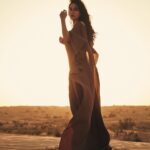 Özge Gürel Instagram - Muhteşem bir ekiple, keşke daha uzun olsaydı dedirten bir yolculuğun fotoğrafları 🫠☀️ @alemdergisi 🎈 Genel Yayın Yönetmeni: @gozdeyorukogluersu Röportaj: @ceylanyeniacun Fotoğraflar: @selcukdanyildiz Video: @uskevio_ Styling: @bengisugurell Saç: @akinunalofficiall Makyaj: @gamzeteq @talentco.tr @saltandpepperproject @esinramazanoglu ♥️ Desteklerinden dolayı @visit.dubai’ye teşekkür ederiz.