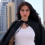 Özge Gürel Instagram - #ÖzgeGürel ile #Dubai sokaklarından çöllerine uzanan bir yolculuğa çıktık. @ozgecangurelofficial Genel Yayın Yönetmeni: @gozdeyorukogluersu Röportaj: @ceylanyeniacun Fotoğraflar: @selcukdanyildiz Video: @uskevio_ Styling: @bengisugurell Saç: @akinunalofficiall Makyaj: @gamzeteq Desteklerinden dolayı @visit.dubai’ye teşekkür ederiz. @talentco.tr @saltandpepperproject