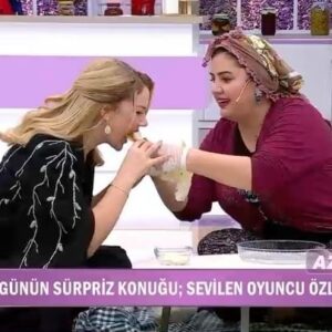 Özlem Balcı Instagram - Bugün yayınlanan mutfak bahane programından sonra harika mesajlar da geldi yaptığımız patates çalma ironisine inanıp tepki mesajları da geldi☺️ O zaman mutfak bahane ekibine teşekkür etmek düşer bizlere demekki seyirciye tüm samimiyetimiz geçmiş💋🌹 Komedyen olarak tabiki ironi yapacağım ve tabiki sizleri güldüreceğim çok gülün çok mutlu olun hepinizi öpüyorum 👋🥰🥰🥰 @suproyapim @deryatasbasii @atvmutfakbahane @atvturkiye