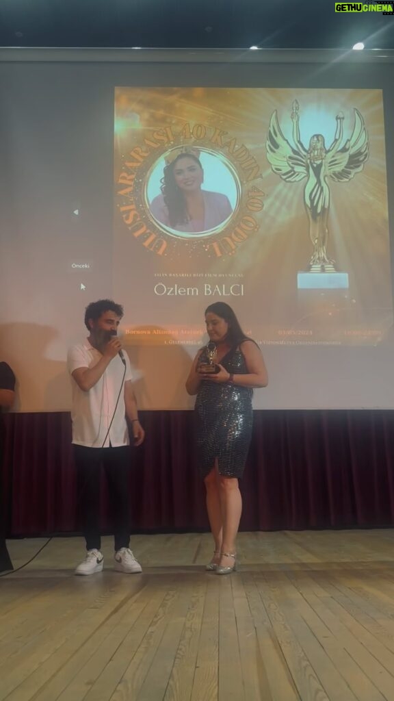 Özlem Balcı Instagram - ‘Uluslararası 40 Kadın 40 ödül töreninde yılın en başarılı dizi film oyuncusu olarak ödülümüzü Bornova Atatürk Kültür merkezinde törenle aldık. Tiyatro oyumuzun şarkısı ile geceye renk kattık🙏Teşekkürler Vizyon Medya Organizasyon 🧿👍