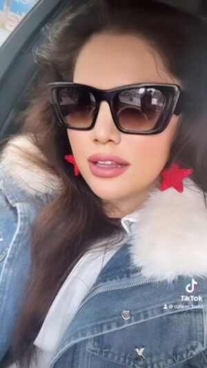 Özlem Balcı Instagram - Karanlık çökünce köşede ben varım…😎