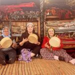 Özlem Balcı Instagram - Delbekçilik kültürü bitmeye yüz tutmuşken bizlere yeniden yaşatan Türkan ve Yaprak ablaya; @delbekciturkan keşkek ikramı ile tüm Fethiyeli kadınları yörük çadırında misafir eden Dayım @kerimogluismail e, Tüm Türkiye’ye Dilber şarkısını sevdiren @yilmaz.erdogan a @hazarerguclu ye @erkalsonel e teşekkür ederiz 🧿🙏🎬🎤