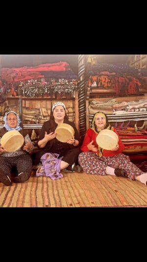 Özlem Balcı Instagram - Delbekçilik kültürü bitmeye yüz tutmuşken bizlere yeniden yaşatan Türkan ve Yaprak ablaya; @delbekciturkan keşkek ikramı ile tüm Fethiyeli kadınları yörük çadırında misafir eden Dayım @kerimogluismail e, Tüm Türkiye’ye Dilber şarkısını sevdiren @yilmaz.erdogan a @hazarerguclu ye @erkalsonel e teşekkür ederiz 🧿🙏🎬🎤