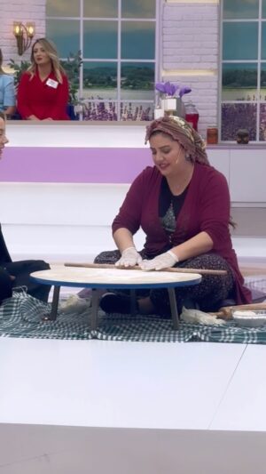 Özlem Balcı Instagram - Tüm emekçi cefakar Türk kadınlarının 8MartKadınlarGünü kutlu olsun🌹 
Adamcıkları çileden çıkaran tüm Pakizelere de kolay gelsin yanınızdayım🤩👋 @atvmutfakbahane @atvturkiye @suproyapim