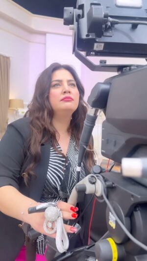 Özlem Balcı Instagram - Keklik gibi seker arı gibi çalışırım🧿🙈👋 @suproyapim @atvmutfakbahane @atvturkiye 😎