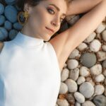 Öznur Serçeler Instagram - FROW ✨ Röportaj : @oguztabur Fotoğraf: @canberkuregel Moda Editörü: @taylangulstyle Makyaj: @yagizyoldas_ Saç: @hairstylistesragul Moda Editörü Asistanı: @vebensu