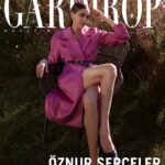 Öznur Serçeler Instagram - Öznur Serçeler: Etkileyici Güzellik, Zarif Bir Tarz ✨ “Hayat felsefem ‘Her şey olacağına varır rahatla’ yönünde oluyor her zaman. Bir de hayatın geçiciliği.. Bunu kendime daha sık hatırlamaya çalışıyorum.” diyen Öznur Serçeler, sorularımızı tüm samimiyetiyle yanıtlıyor. Akıllı, sempatik ve seksi başarılı oyuncu Öznur Serçeler ile çok keyifli bir kapak çekimi gerçekleştirdik. 🦋🌸 @oznurserceler @gardiropmagazin #gardiropcover #gardiropmagazin   Yeni sayımız tüm dijital platformlarda ✨   #oznurserceler Yayınlar Direktörü: @gulay_ozdemir Fotoğraflar: @ugursariduran Video: @sam_paparazzii Moda ve Güzellik Direktörü: @caglakucukdereli Stylist: @dilaraipeksatir Kapak Kıyafetleri: @marksandspencerturkiye Saç: @atakangelisli Makyaj: @rufiyekalmazzz Kurumsal İletişim: @mine.gunduz Marka İletişimi: @yoncayalki Prodüksiyon: @nutekstudio Mekan: @radissonbluottomare Styling Asistanı: @sselinbahadir_ Teşekkürler @management.be @edoszt