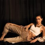 Öznur Serçeler Instagram - Instyle Nisan 🌻 @instyleturkiye @bahariko Yazı: @deniztokgoz Styling: @nazlikayran Fotoğraf: @ermanistahli Saç: @remziates Makyaj: @orbaybas