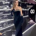 Öznur Serçeler Instagram - Geceden ✨ Tarocum 🏆👏🏼 @taroemir 🖤Styling: @hamiyetaktass @management.be Elbise: @labarinstudio Takı: @tophilss