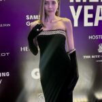 Öznur Serçeler Instagram - Geceden ✨ Tarocum 🏆👏🏼 @taroemir 🖤Styling: @hamiyetaktass @management.be Elbise: @labarinstudio Takı: @tophilss