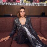 Öznur Serçeler Instagram - ⠀ 🪩⠀ Genel Yayın Yönetmeni, Röportaj: @timurcanersoy⠀ Fotoğraf: @sefayamak @pamistanbul⠀ Styling: @karablutmelike⠀ Saç: @mercan.pekguzel⠀ Makyaj: @seymaerikci⠀ Fotoğraf Asistanı: @_alperpolat @pamistanbul⠀ Styling Asistanı: @simalkls ⠀ Prodüksiyon Asistanı: @ygtinl⠀ ⠀ Teşekkürler @root_karakoy @bariserdogdu @management.be @ebruesenturgud⠀ ⠀ #KUNPeople#KUNMagazine
