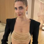Öznur Serçeler Instagram - Altın Kelebek ✨ Beni bu geceye hazırlayan herkese teşekkür ederim 🙏🏻🩷