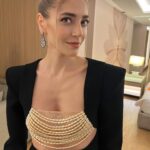Öznur Serçeler Instagram - Altın Kelebek ✨ Beni bu geceye hazırlayan herkese teşekkür ederim 🙏🏻🩷