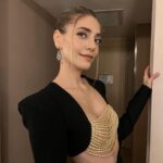 Öznur Serçeler Instagram - Altın Kelebek ✨ Beni bu geceye hazırlayan herkese teşekkür ederim 🙏🏻🩷