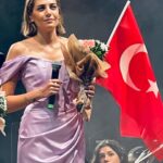 Öznur Serçeler Instagram - “İzmir Türküleri” İzmir’in kurtuluşunun 100. yılının kutlanması vesilesiyle yapılan konserlerin 2. gününde düzenlenen bu muhteşem organizasyonun bir parçası olmaktan onur duydum. Bugün için teşekkürlerim var… Başta orkestra şefimiz Tuluğ Tırpan’a @sabritulugtirpanofficial , bu güzel organizasyonu hazırlayan sevgili Süheyl Atay’a @suheylatay , her zaman yanımda olan canım ajansım @management.be ‘ye , beni katıldığım her projeye özenerek hazırlayan Hamiyet Aktaş ‘a @hamiyetaktass , tabii ki son teşekkürüm güzel İzmir ve sevgili halkına , @izmirbuyuksehirbelediyesi ve Sevgili Başkan Tunç Soyer’e @tuncsoyer çok teşekkür ederim. Bu günümüzü mümkün kılan Ulu önder Mustafa Kemal Atatürk’e minnettarım. 🇹🇷