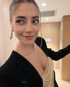 Öznur Serçeler Instagram - Altın Kelebek ✨ Beni bu geceye hazırlayan herkese teşekkür ederim 🙏🏻🩷