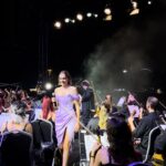 Öznur Serçeler Instagram - “İzmir Türküleri” İzmir’in kurtuluşunun 100. yılının kutlanması vesilesiyle yapılan konserlerin 2. gününde düzenlenen bu muhteşem organizasyonun bir parçası olmaktan onur duydum. Bugün için teşekkürlerim var… Başta orkestra şefimiz Tuluğ Tırpan’a @sabritulugtirpanofficial , bu güzel organizasyonu hazırlayan sevgili Süheyl Atay’a @suheylatay , her zaman yanımda olan canım ajansım @management.be ‘ye , beni katıldığım her projeye özenerek hazırlayan Hamiyet Aktaş ‘a @hamiyetaktass , tabii ki son teşekkürüm güzel İzmir ve sevgili halkına , @izmirbuyuksehirbelediyesi ve Sevgili Başkan Tunç Soyer’e @tuncsoyer çok teşekkür ederim. Bu günümüzü mümkün kılan Ulu önder Mustafa Kemal Atatürk’e minnettarım. 🇹🇷