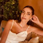 Öznur Serçeler Instagram - Siyah giymedim toz olur diye, beyaz giydim umarım söz olmaz 🤭