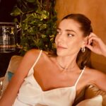 Öznur Serçeler Instagram - Siyah giymedim toz olur diye, beyaz giydim umarım söz olmaz 🤭