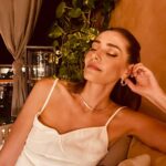 Öznur Serçeler Instagram - Siyah giymedim toz olur diye, beyaz giydim umarım söz olmaz 🤭