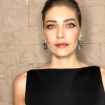 Öznur Serçeler Instagram - Dün gece için hazırlanmamda emeği geçen herkese teşekkür ederim 😊🙏🏻 Styling: @aliarisso Elbise: @nihanpeker Make up: @selen_karabulut Hair: @tanerkuyu Aksesuar: @mahisanikvand #altınzambaködülleri