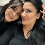 İclal Aydın Instagram - İlk müsamere, okuma bayramı, bayrak töreni, lise giriş sınavı, üniversite sınav kapısı derken… Yıllar su gibi aktı gitti. Kızım yüksek öğrenimini İstanbul’da sinema üzerine yaparken geçen yaz okulunu ve yaşadığı ülkeyi değiştirmeye karar verdi… “Gençler gerçekten ne istediklerini bulabilmek için zaman ve desteğe ihtiyaç duyar” dedim senelerce. Kendi gençliğime ait sızlanmalarım ve anımsadıklarım hiç bitmiyor gibiydi. Şimdi fikren savunduklarımı fiilen hayata geçirme zamanı. Umarım ikimiz de bu yeni kararımızda ve uygulamasında başarılı oluruz. Yine hiç uyumadan 24 saati devirdiğim günlerden birindeyim. Az sonra Budapeşte’ye uçuyoruz, Laliş’in yeni hayatına… Onu okuluna yerleştirdikten sonra ben Ayvalık’a çekimlere geri döneceğim. Ve galiba küçük kuşum, peri kızım bu kez gerçekten yuvadan uçtu… Özlemek zaten hep en iyi işim benim💙 @lalbasbug ‘dan düzeltme: “Özlemek değil, kavuşmak senin işin annem. Öyle düşün🌸”
