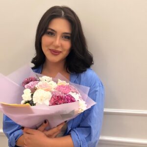 İclal Aydın Instagram - İlk defa yazdım yazdım sildim… 
Hem de kaç kez bilsen. 
21.yaşın kutlu olsun güzel kızım. Seninle gurur duyuyorum.  En güzel yılların başlamış olsun💙🧿

Ve seni çok seviyorum.