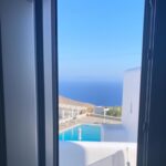İclal Aydın Instagram - Günaydın💙 Yolda olmayı çok seviyorum. Araba kullanmayı, şehirler, ülkeler değiştirmeyi… Yolculuk zihnimi berraklaştırıyor. Sabah 04:00’te çıktım yola. Ayvalık’tan İzmir’e geçtim. İzmir’den İstanbul’a uçtum. Şimdi de oturdum Amsterdam uçağımın kalkış saatini bekliyorum. Bazen duygularınızın, kaygı ya da sevinçlerinizin içinde kaybolur musunuz siz de? Duygularım yetmiyormuş gibi kendi sohbetimin içinde bile kaybolurum ben bazen. Öyle bi başlarım anlatmaya, oradan oraya atlarken birden unuturum ne için başladığımı. Durup, başa sarmaya başlarım. Nereden başladığımı bulursam devamı aynı akışla gelir çünkü. Üzerinde çalıştığım son kitap BUNU SEN OKU’daki üslubumu da daldan dala konarak şakıyan bir muhabbet kuşuna benzetiyor editörüm @tolgameric1595 🤗 Bir süredir “şakımam” durdu gibi. Şaşkın ve dalgın bakıyorum uzaklara, yakınlara. Yine yazarken, anlatırken kayboldum, farkındayım. “Ne anlatıyordum ben?” diye düşünüyorum. Bu sabah gün doğarken en eski “problemleri çözme, dağınıklığı toparlama” yöntemimi devreye soktum: başa döndüm. Ben bu kitaba nerede, nasıl başlamıştım? Duygum neydi? Renkler nasıldı? Hangi şarkıları dinliyordum? Hepsinden önemlisi “Ben ne anlatmak istiyordum?” Buldum. Anımsadım. Yazdı. Ağustos. Atina’dan yola çıkmıştık. Özlem vardı yanımda. Yazın rengi maviydi. Şarkısı zaten kitapta… Evet, hikaye tam olarak buydu: güzel şeyler hangi zor günde başlamıştı?