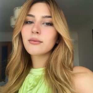 İclal Aydın Instagram - Canım kızım,
Tam 20 yıl önce bu saatlerde o kadar çok kahkaha attım ki doğumum başladı…
Sen gülüşlerimle dünyaya geldin. Sonra çok gözyaşı, çok yalnızlık, çok güzellik yaşadık seninle.
Sen doğduğunda annem benim kadardı, ben doğduğumda annem senin yaşındaydı…
Canım yavrum, tenhalığım, sevincim, amacım, tesellim…
İyi ki doğdun canım kızım💙
Çok mutlu ol, çok…